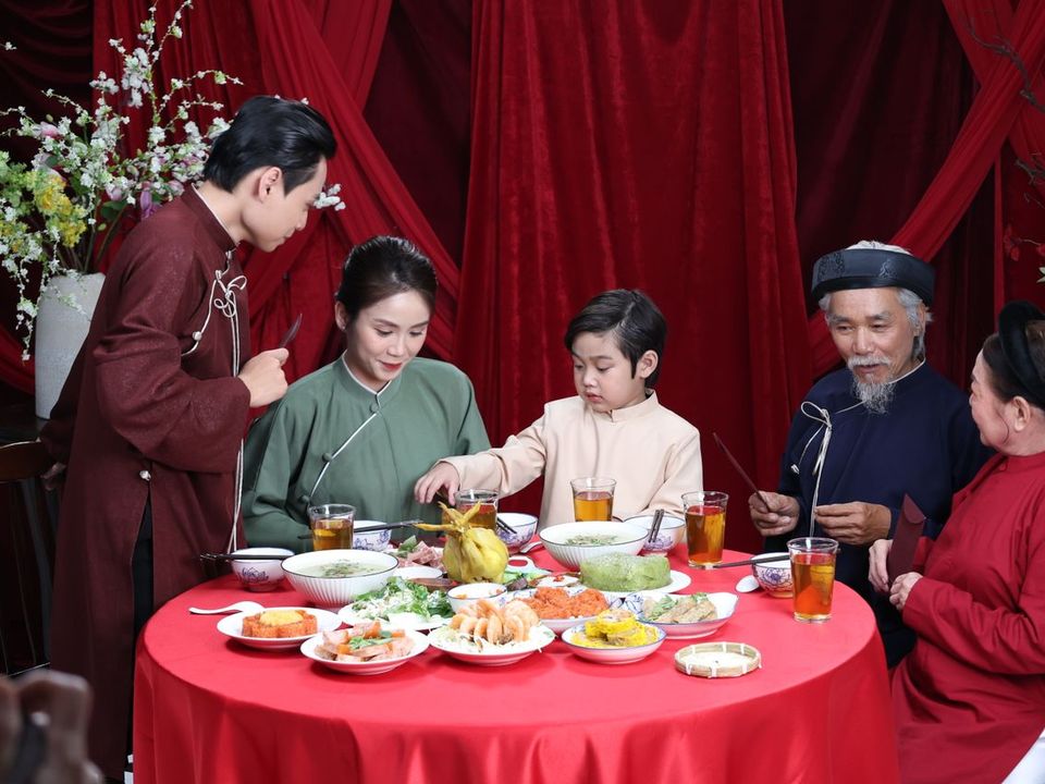 Bữa cơm gia đình nhiều thế hệ
