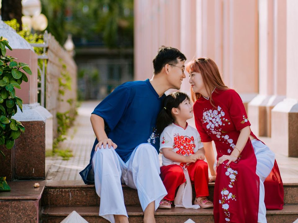 Cha mẹ trẻ cùng con nhỏ
