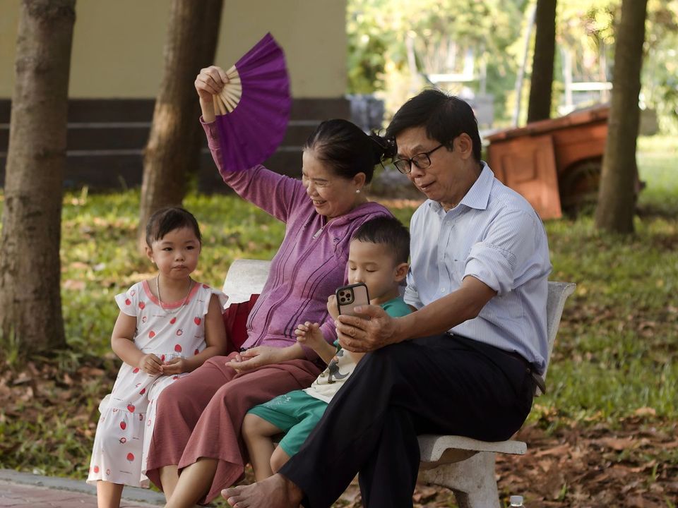 Ông bà quây quần bên con cháu