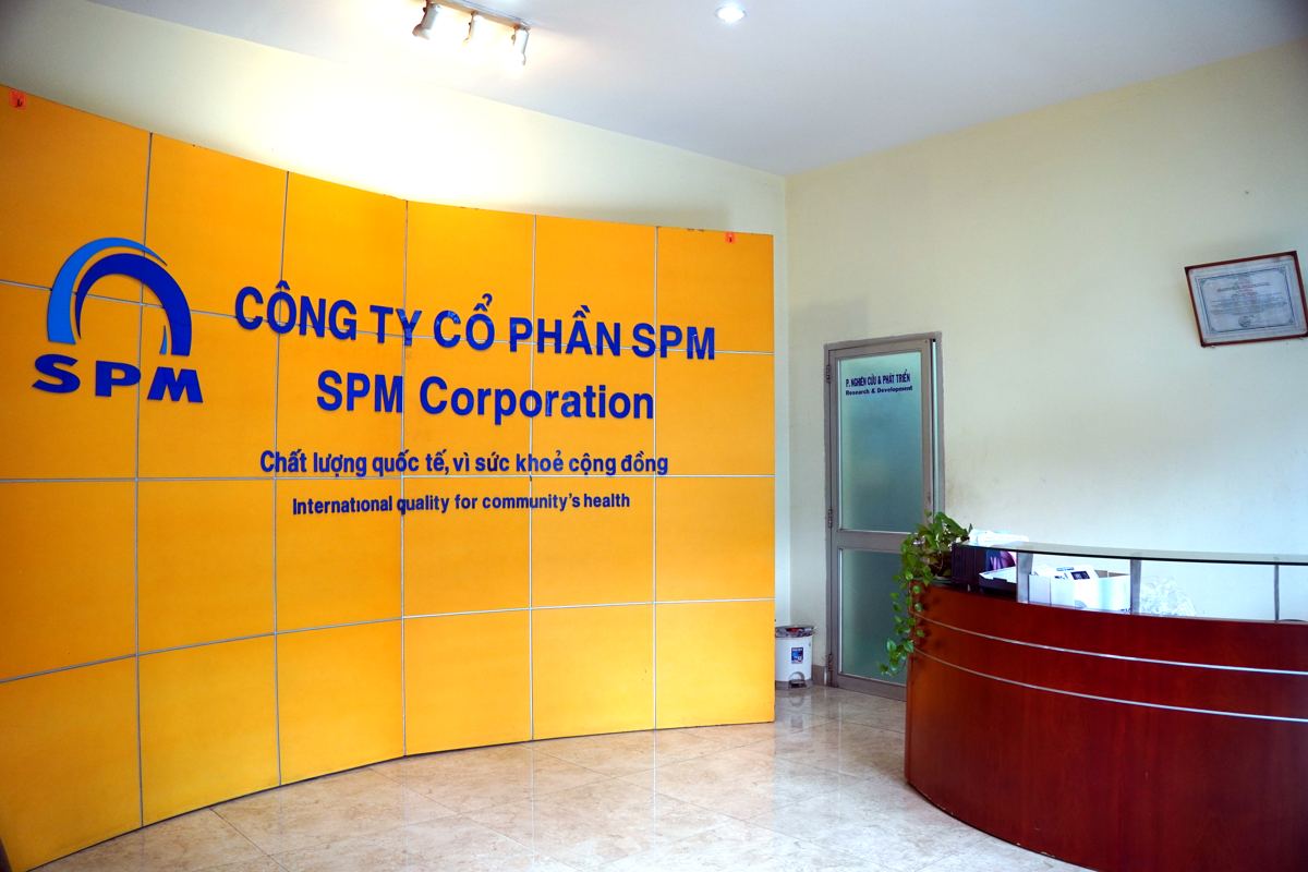 Sảnh Công ty Cổ phần SPM với khẩu hiệu Chất lượng quốc tế vì sức khỏe cộng đồng